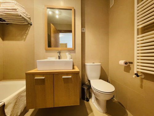 Hacienda Riquelme Golf Resort Apartment - HR143 13 Lonrah Hacienda Riquelme Golf Resort HR143 bathroom 01