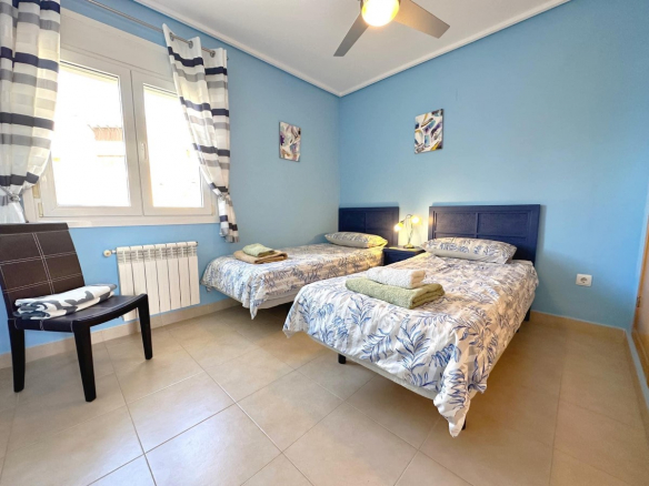 MM027 bedroom with 2 beds