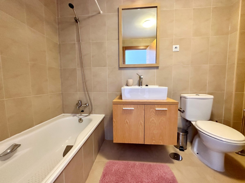 HR393 bathroom with bath
