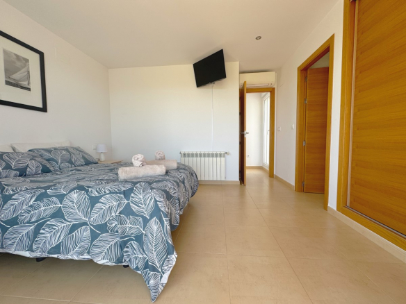 MM032 master bedroom