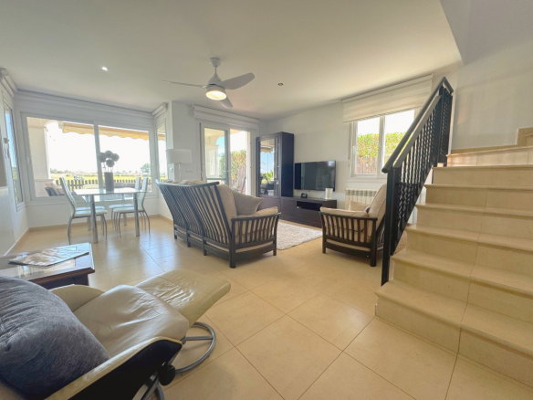 MM032 spacious living area