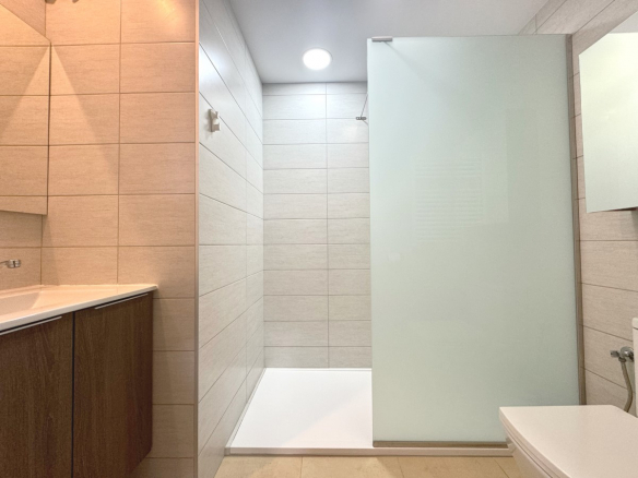 MM032 walk in shower