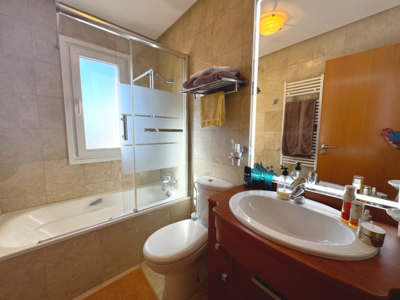 MM033 bathroom with bath