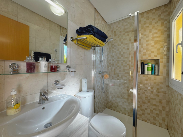 MM033 bathroom with shower