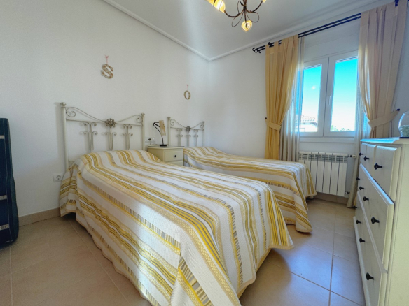 MM033 bedroom with double bed