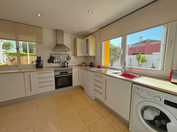 MM033 extended kitchen