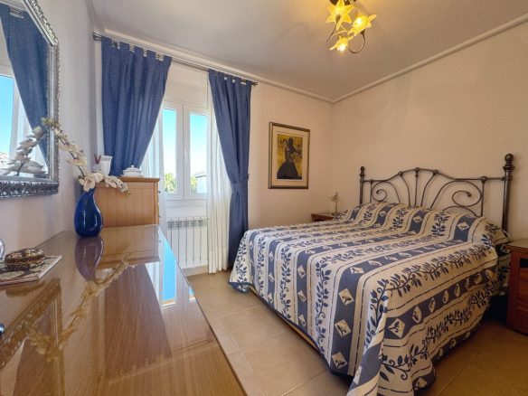 MM033 large furnished bedroom