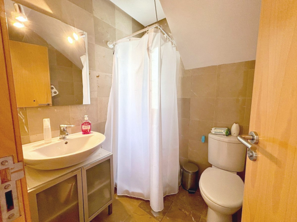 MM037 bathroom with toile