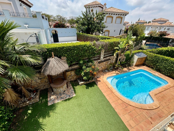 MM037 garden with pool