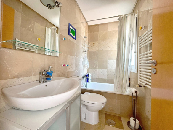 MM037 large bathroom