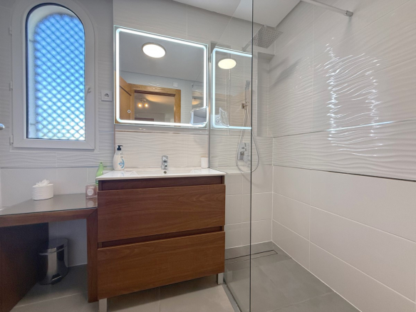 LT063 bathroom with walk in shower