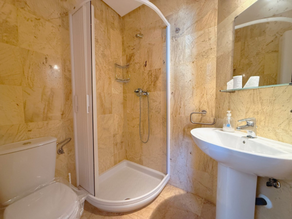 MM044 bathroom with shower