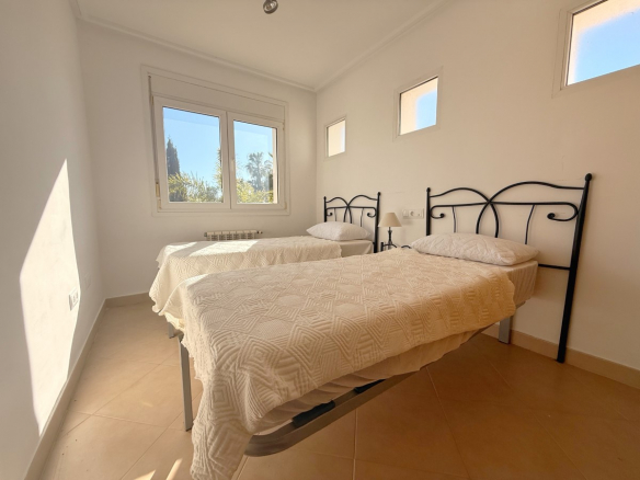 MM044 bedroom twin beds