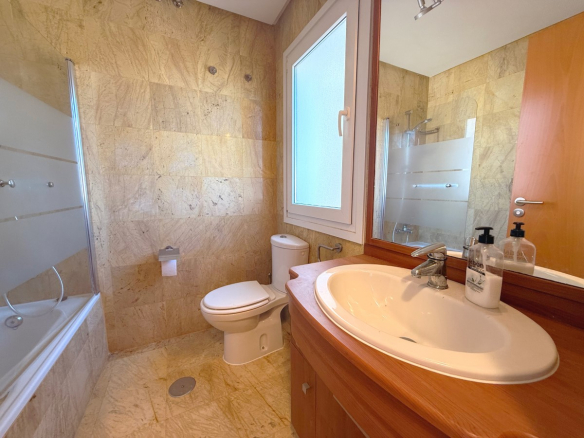 MM044 bedroom with bath