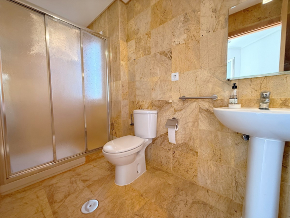 MM044 large bathroom with shower