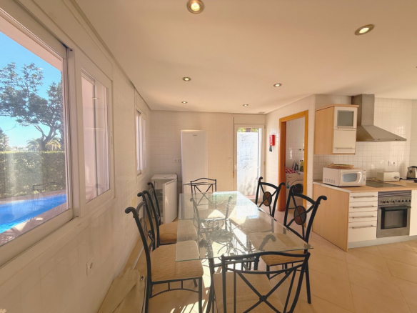 MM044 living kitchen area