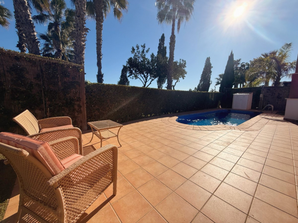 MM044 patio with pool