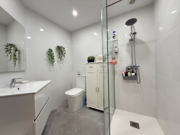 HR494 bathroom with shower