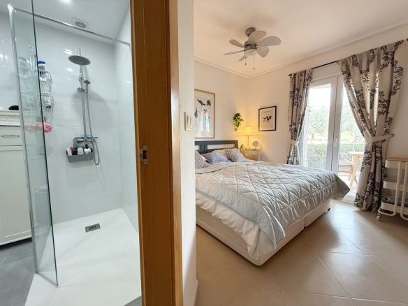 HR494 en suite bathroom