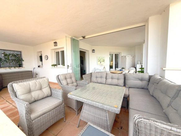 HR494 furnished living room