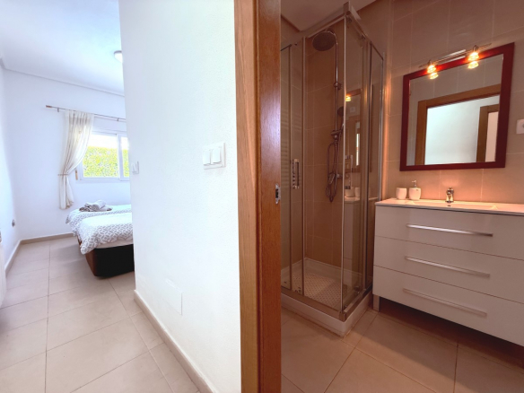 LT064 en suite bathroom