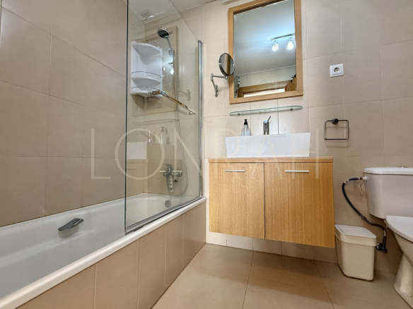 HR523 bathroom with bath