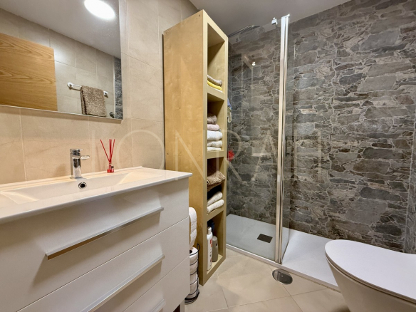 HR536 12 bathroom shower