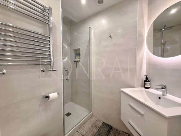 HR547 bathroom with shower