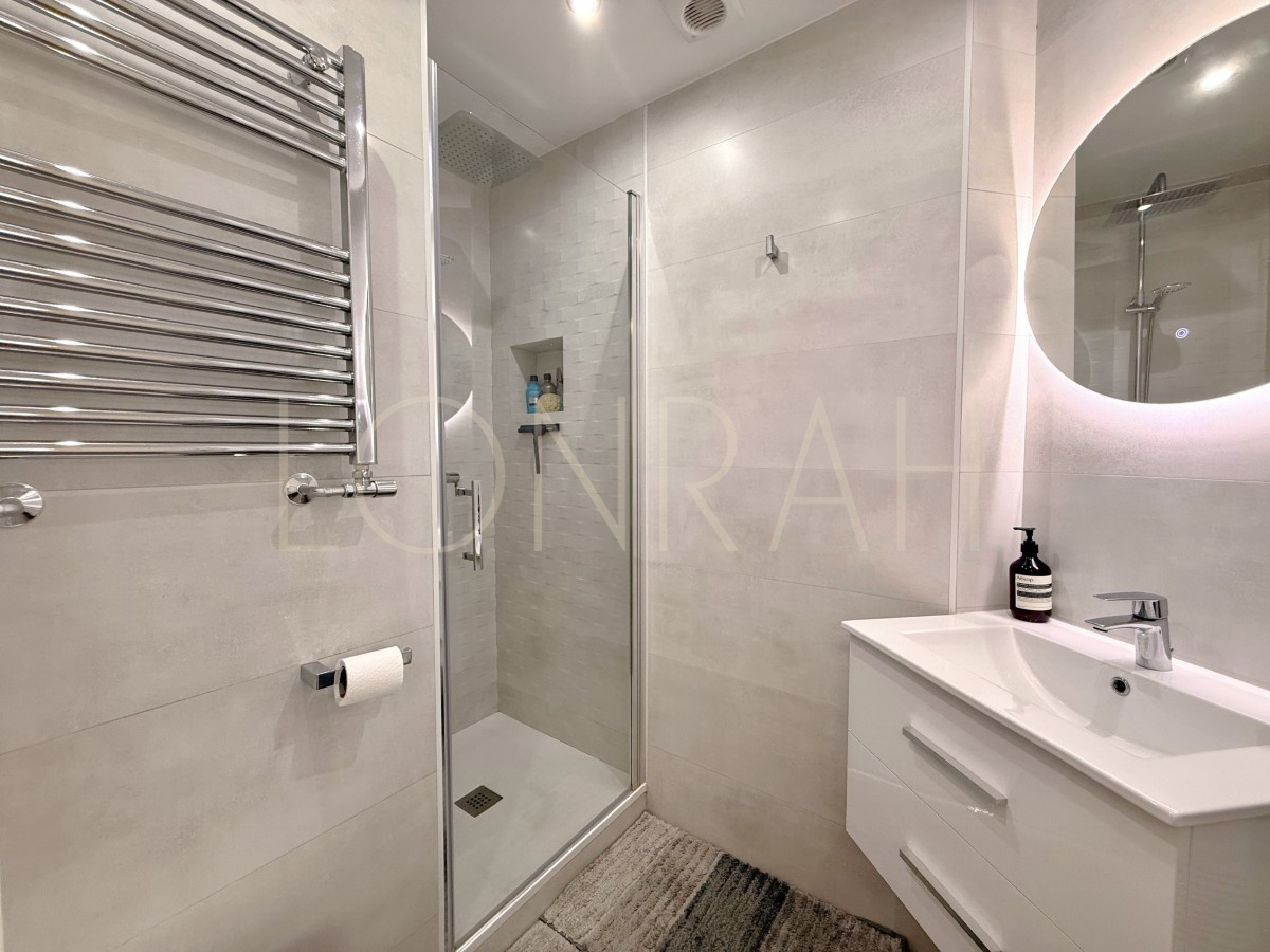 HR547 bathroom with shower